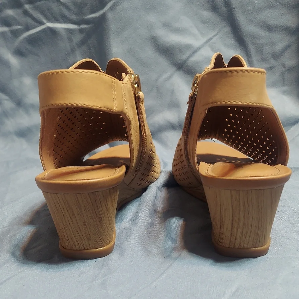 Comfortiva Skylynne Tan Leather Perforated Wedge Sandals Peep Toe Slingback Sz 9